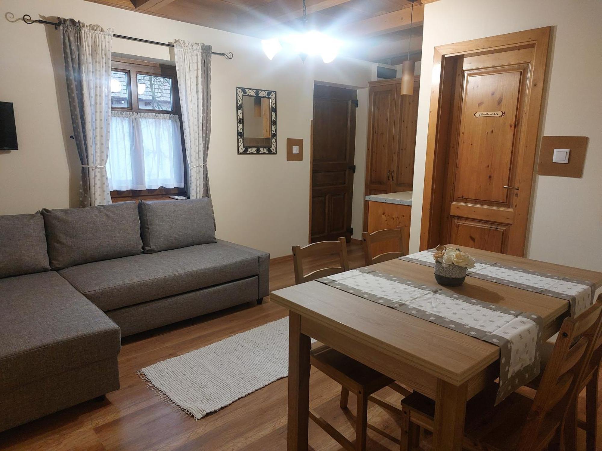Toth Vendeghaz Es Apartmanhaz Ujfeherto Екстериор снимка