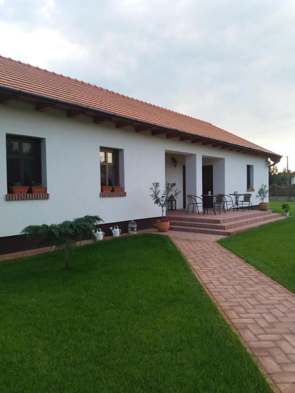 Toth Vendeghaz Es Apartmanhaz Ujfeherto Екстериор снимка