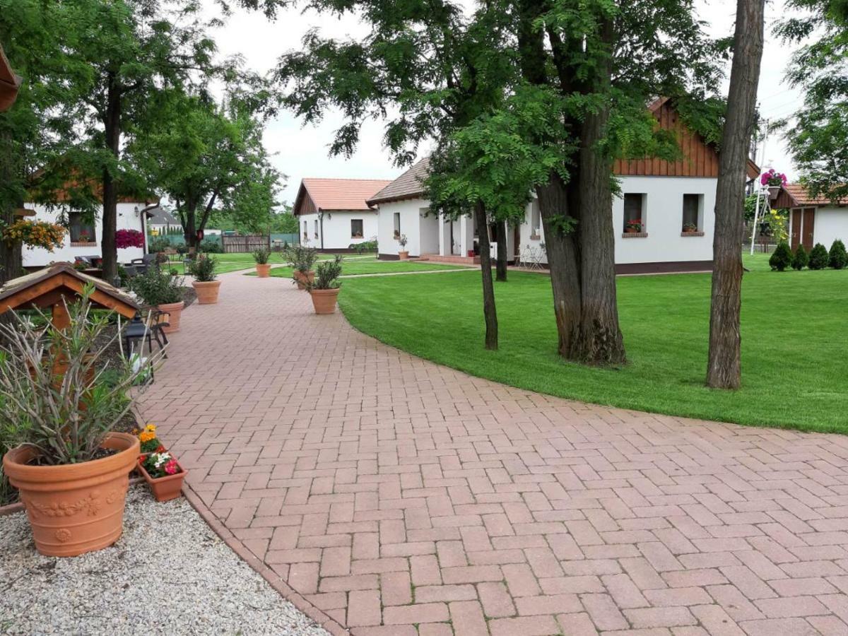 Toth Vendeghaz Es Apartmanhaz Ujfeherto Екстериор снимка